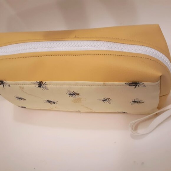 New Faux Leather Bumblebee Bees Make-up bag travel pouch Yellow Black Insects - Picture 3 of 5